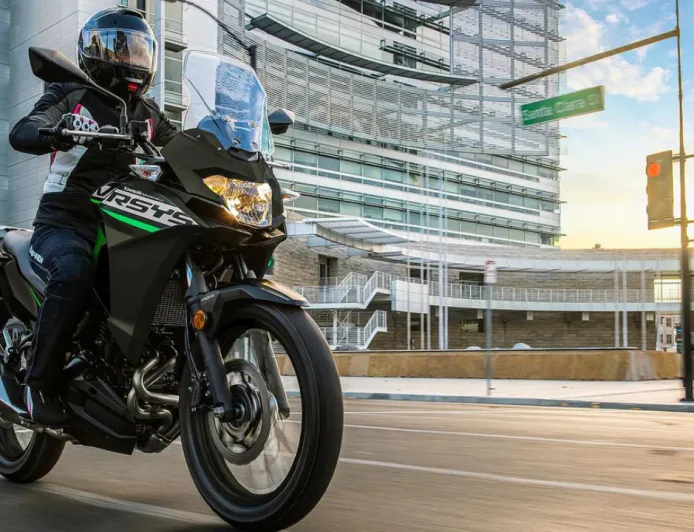 Kawasaki Versys-X 300 ऑफर्स जनवरी 2026 | ₹20,000-₹30,000 कैश डिस्काउंट + फ्री एक्सेसरीज, प्राइस ₹3.29 लाख